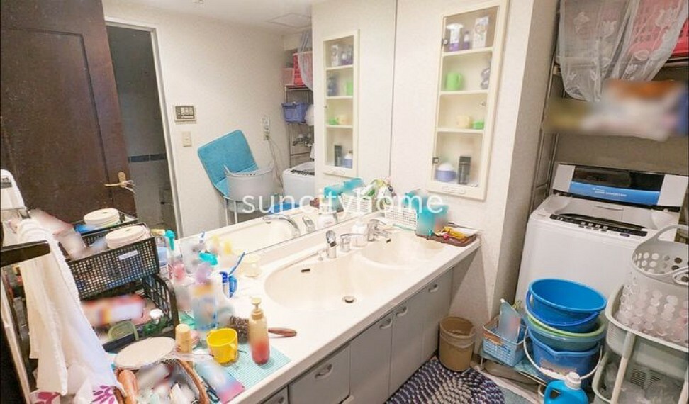 大きな鏡の化粧洗面台にはたっぷり収納スペース！日用品やメイク道具を沢山収納しておくことができますね。