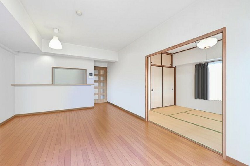 和室の引戸をオープンにするとひろびろ空間が生まれます。　※画像はCG により床・壁を加工し、家具等を加工した空室イメージです。　