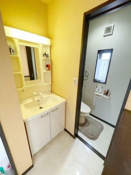 2階トイレ、洗面所。<BR/>収納も兼ねそろえた洗面化粧台です。鏡の横や下部収納がついてしっかり収納できるのでスタイリッシュな空間を保てます。洗面室には小窓もあり換気もできます。