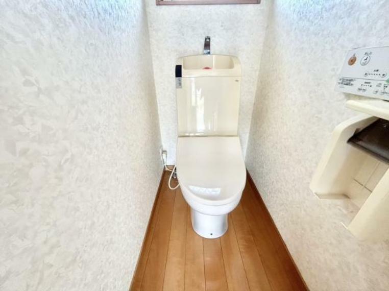 小窓のある離れのトイレです。