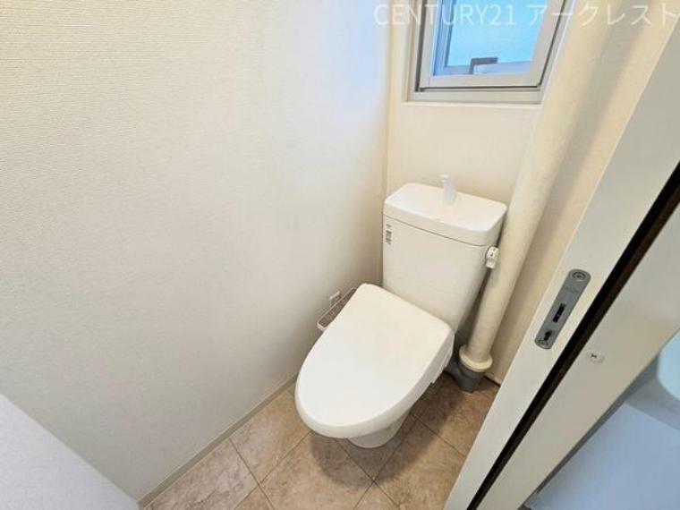 シンプルな内装の、スッキリとしたトイレです。お手入れやお掃除が、簡単にできるシンプルなデザインです。