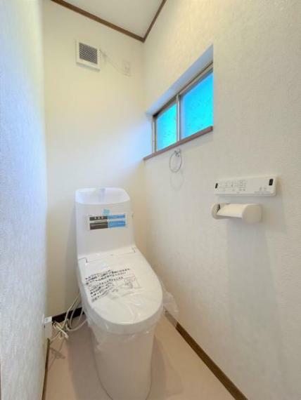 【同仕様写真】トイレはLIXIL製の温水洗浄機能付きに新品交換しました。キズや汚れが付きにくい加工が施してあるのでお手入れが簡単です。直接肌に触れるトイレは新品が嬉しいですよね。
