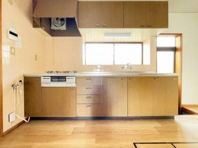 （キッチン）キッチンその物に収納スペース付きなので、お料理もしやすい仕様に！窓も付いて空気がこもる心配もないですね！