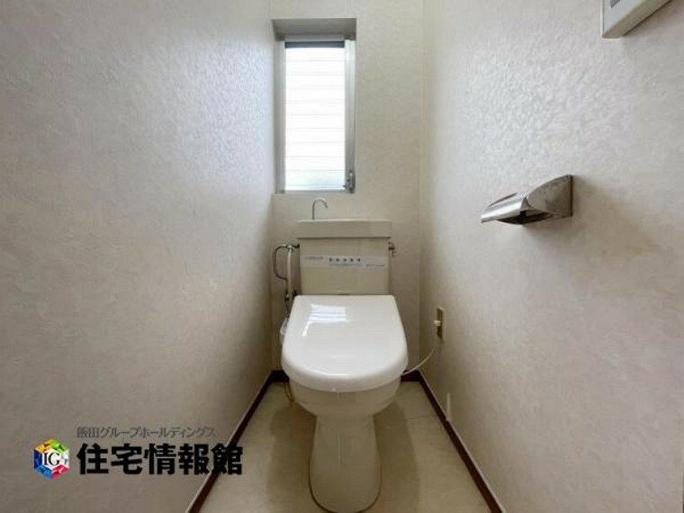 白で統一された清潔感のあるトイレです。こまめな換気が可能な小窓もございます。