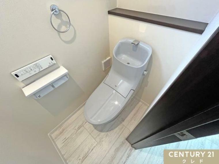 衛生面も安心なウォシュレット機能付きトイレ。<BR/>吐水口と手洗い鉢との段差が滑らかなので、サッとひと拭きで簡単にお掃除ができます。