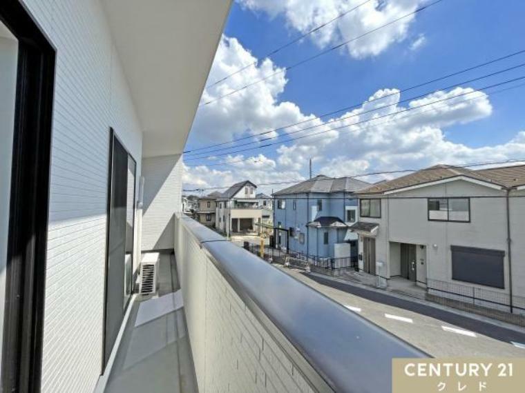 お住まいからの眺望です。<BR/>晴れた日には、鶴ヶ島市の広々とした青空を眺めることができます。<BR/>毎日暮らす中で、ホッと安心できる時間もいいですね