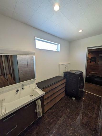 3畳スペースの洗面室は玄関とリビング両方から出入り可能