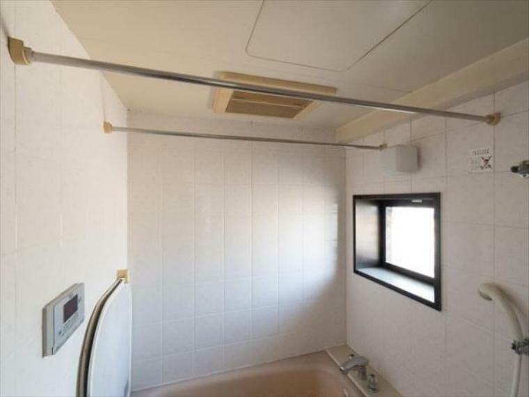 浴室換気乾燥機　浴室には浴室換気乾燥機を設置。雨天時も洗濯物を干すことができます。さらに冬場は脱衣所や浴室の暖房代わりとなり、ヒートショックなどの抑制が期待できます。