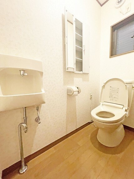 2階にもトイレがあり、就寝前や朝の忙しい時間帯にも対応可能。