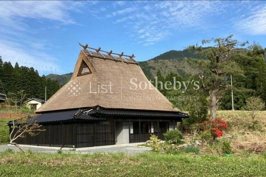 古き良き日本を楽しむ茅葺屋根の古民家。