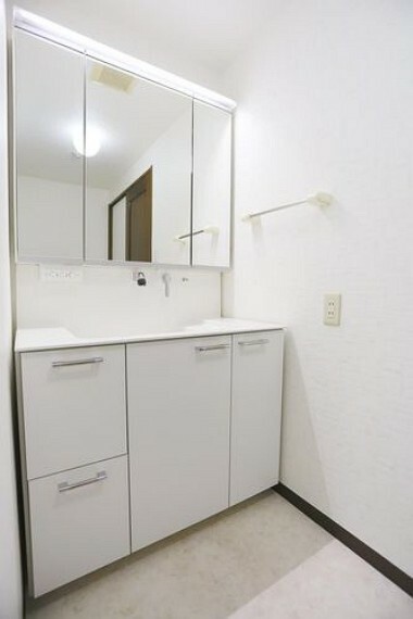 3面鏡付きの広々とした洗面台。収納スペースが多く掃除用具やストック品の収納も可能です