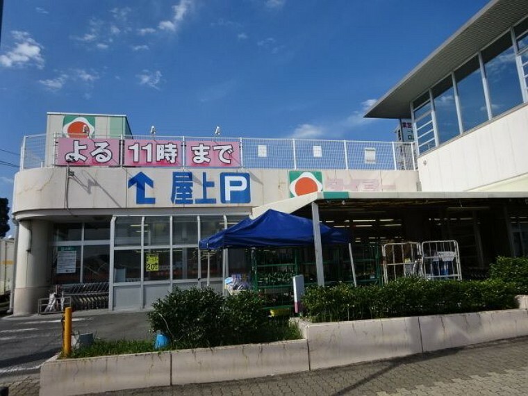 タイヨー吉野店【タイヨー吉野店】は、鹿児島市吉野町1731番地に位置する鹿児島吉田線近くのスーパーです。取扱品目は主に「生鮮食品・日配品・一般食品・日用雑貨・衣料品・お酒」です。駐車場があります。