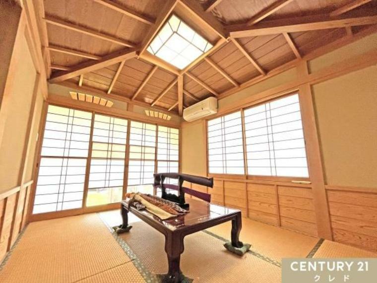【1階和室6帖】<BR/>和室は広縁付の6帖。<BR/>広縁側からも明るい陽光の差し込む和室は日本の伝統的な部屋に相応しい落ち着きのある室内となっております。
