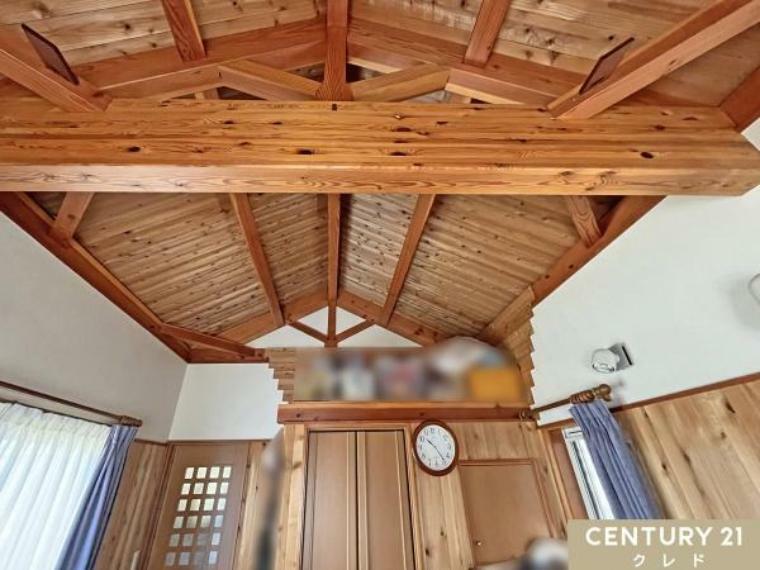 梁を隠す天井材がないため天井位置が高くなり、部屋全体の開放感が大幅にアップ！<BR/>太くて重厚感のある天然木の梁は、時間の流れの中で変化を楽しめます。これは梁見せ天井の大きな魅力の一つです。