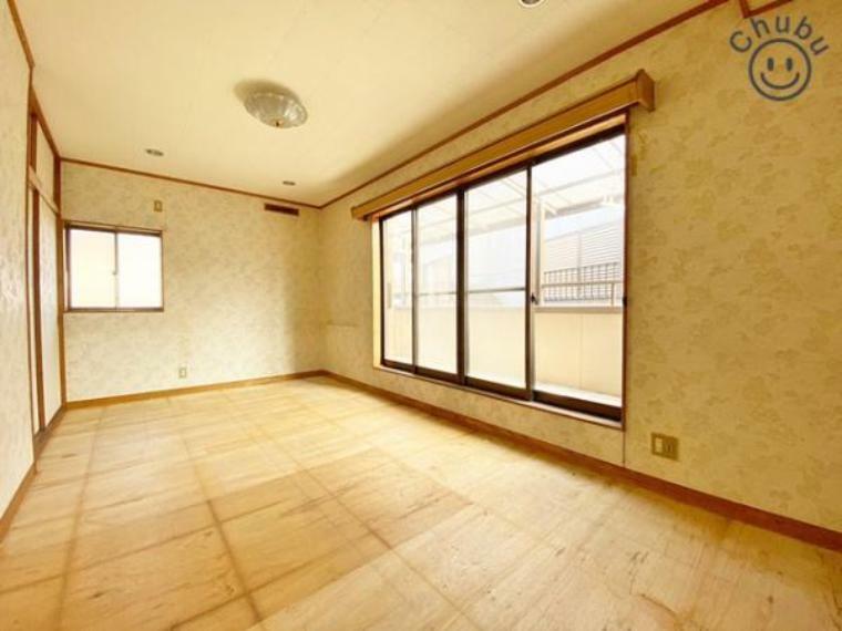9帖洋室　バルコニーへ出られる大きな窓からは陽射しが注ぎ込み快適な空間を実現。