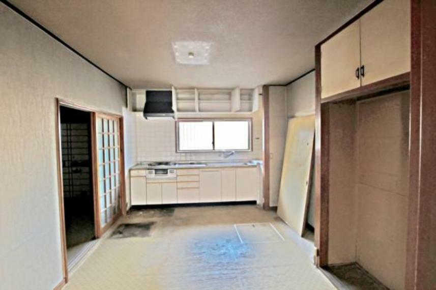 隣り合う和室を開放すれば、ひときわ広々とした空間になるダイニングキッチン。
