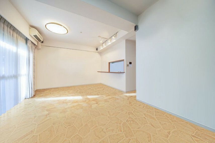 【リビング】※画像はCGにより家具等の削除、床・壁紙等を加工した空室イメージです。