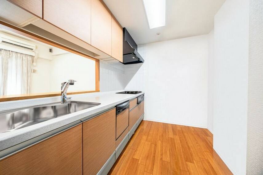 【キッチン】※画像はCGにより家具等の削除、床・壁紙等を加工した空室イメージです。