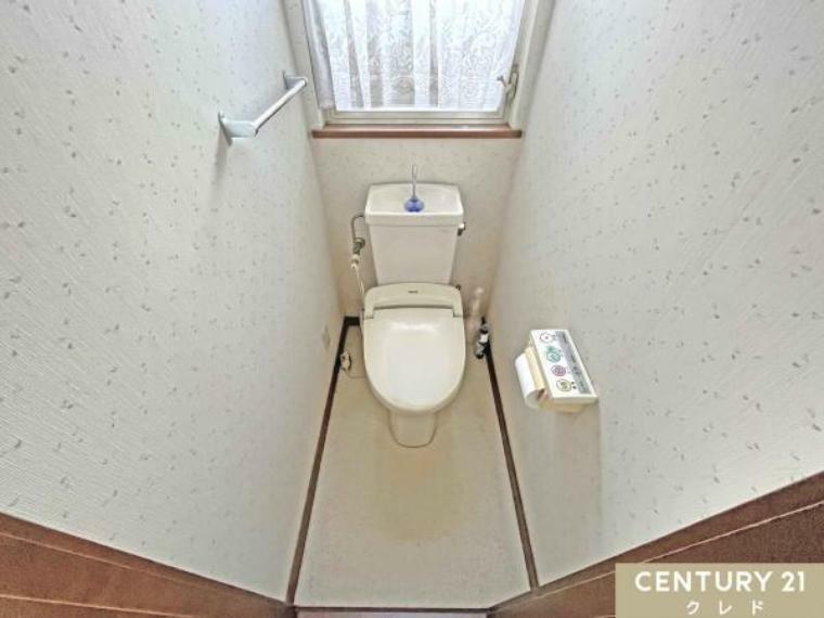 【1日に何度も使うトイレは白をベースにした造り】<BR/>お好きなレイアウトを加えて、使いやすくリラックスできる空間にしてみてはいかがでしょうか。<BR/>トイレは1、2階にあります！