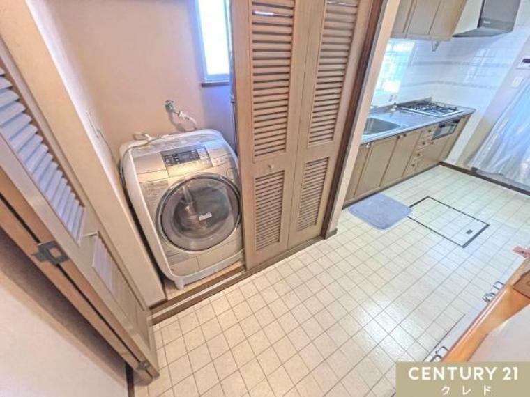 【1階キッチン流し台横洗濯置き場】<BR/>キッチンの布巾などもすぐに洗濯機に入れることができ、非常に効率的に動くことができます。