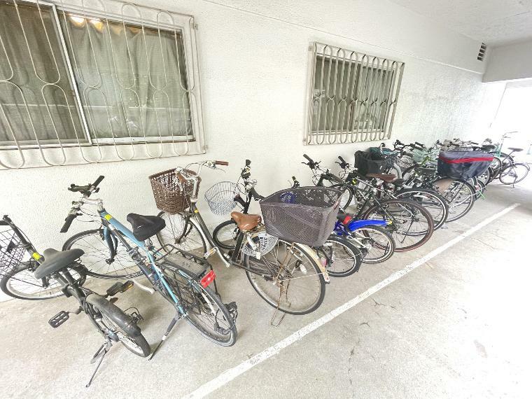 屋根付き駐輪場で、天候による汚れや日焼けから自転車を守ります。
