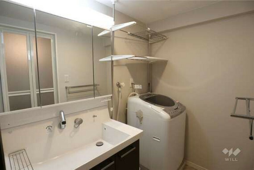 洗面室。シャワー付きの水栓で、側面に取付られているため、汚れが溜まりにくいです。鏡裏にも収納スペースがあります。［2023年9月16日撮影］