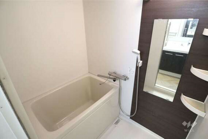 浴室。鏡・バス用品を置くのに便利な台もあります。［2023年9月16日撮影］