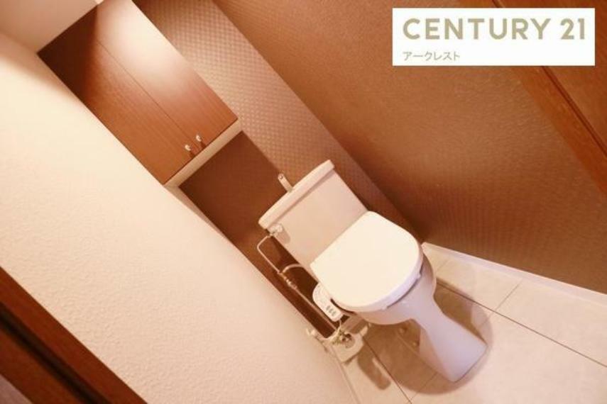 スッキリとした温水洗浄便座トイレ。吊戸棚もあり収納豊富、スッキリとした空間を保つことができます。