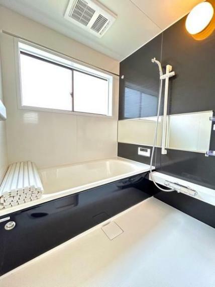 【リフォーム後】浴室は1坪タイプのハウステック製のユニットバスを新設しました。広々した浴槽で、足を伸ばしてゆったり半身浴が楽しめます。毎日のお風呂が楽しみになりますね。