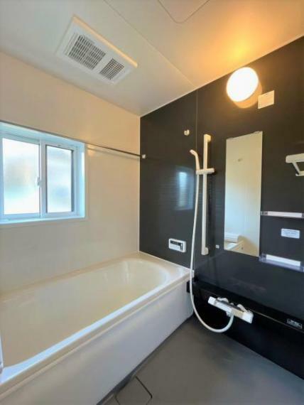 【リフォーム済み】浴室はハウステック製の新品のユニットバスに交換しました。足を伸ばせる1坪サイズの広々とした浴槽で、1日の疲れをゆっくり癒すことができますよ。