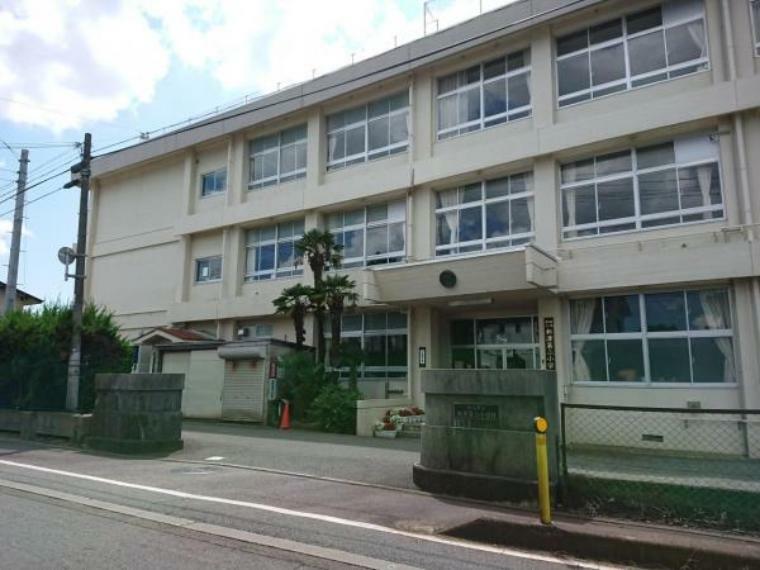 【周辺環境】新潟市立新津第二小学校まで約800m（徒歩10分）です。お子様のいらっしゃるご家庭の方にはオウチ選びの重要なポイントである小学校。近いとお子様の通学も安心ですね。