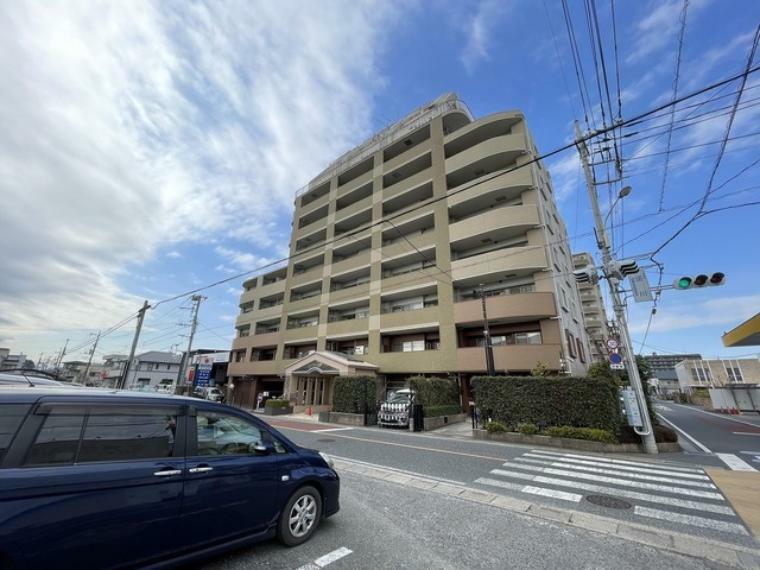 鴻巣駅徒歩5分の近さ。通勤通学に便利で、駅周辺の生活施設も利用しやすい。
