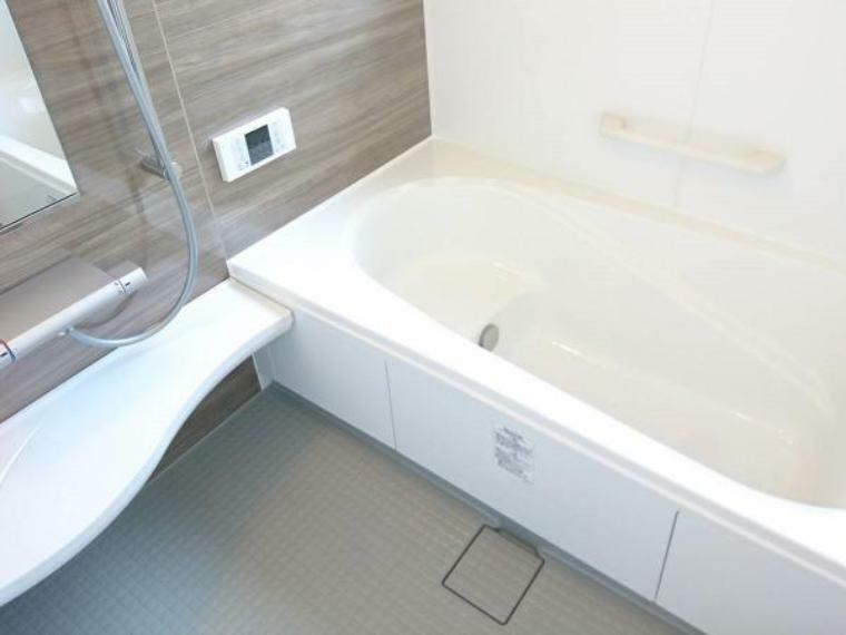 【同仕様写真】浴室はLIXIL製の新品のユニットバスに交換します。足を伸ばせる1坪サイズの広々とした浴槽で、1日の疲れをゆっくり癒すことができますよ。