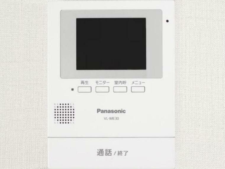 【リフォーム完成済】新しく設置するドアホンはカラーモニター付き。モニターで玄関にいらしたお客様を確認してから応対できます。留守中の来客も記録できるので防犯面でも安心ですね。