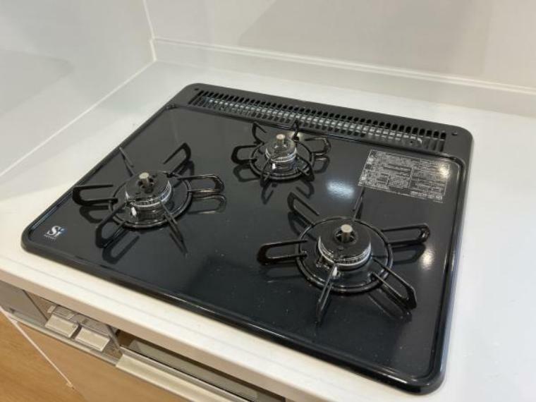 【キッチン】新品交換済みののキッチンは3口コンロで同時調理が可能。大きなお鍋を置いても困らない広さです。お手入れ簡単なコンロなのでうっかり吹きこぼしてもお掃除ラクラクです。