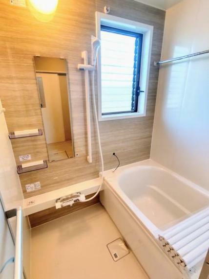【リフォーム済写真】浴室はハウステック製の新品のユニットバスに交換します。1日の疲れをゆっくり癒すことができますよ。