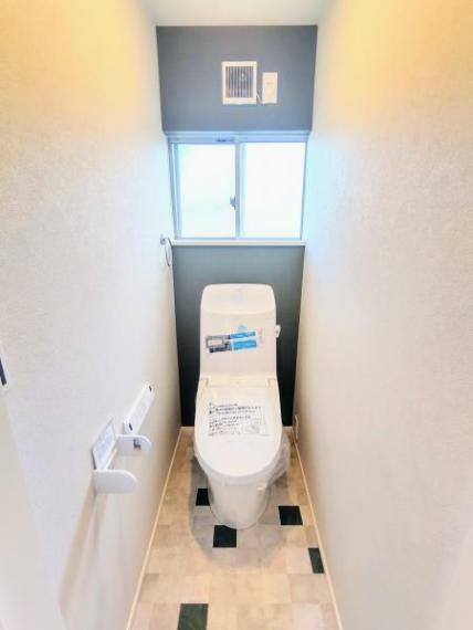 【リフォーム済写真】トイレはリクシル社製の新品の便器に交換しました。床はお手入れが簡単なクッションフロアに張替えました。