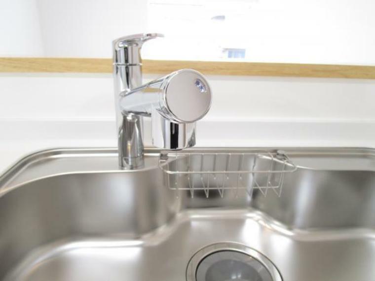 【同仕様写真】新品キッチンの水栓金具はオールインワン浄水栓を設置済みです。水栓本体にスリムに内蔵された高性能カートリッジは、セラミックフィルターを含む5層構造でおいしい水をつくります。