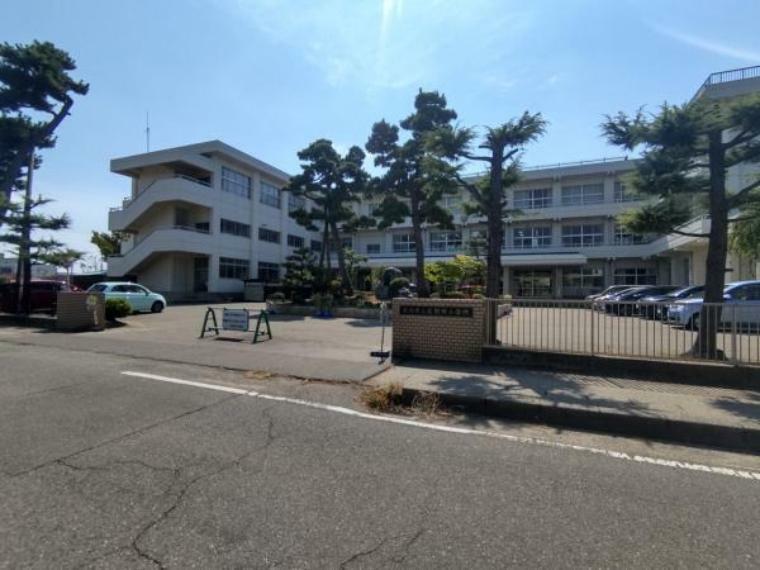 【周辺環境】新潟市立亀田西小学校まで約350m（徒歩9分）です。登下校の距離が短いと安心ですね。