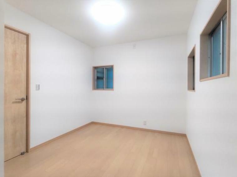 【リフォーム済】5.5帖洋室の写真です。天井・壁クロス、床はフロア張りいたしました。コンパクトなお部屋に仕上がりました。