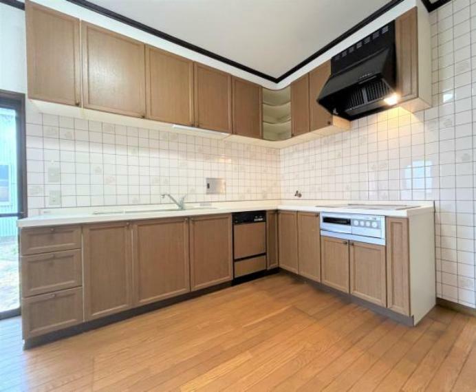 【リフォーム済】キッチンは幅2.7mと1.8mのL型キッチンでIHヒーター仕様です。動作及び給排水の確認とクリーニングを行い、換気扇は交換しました。