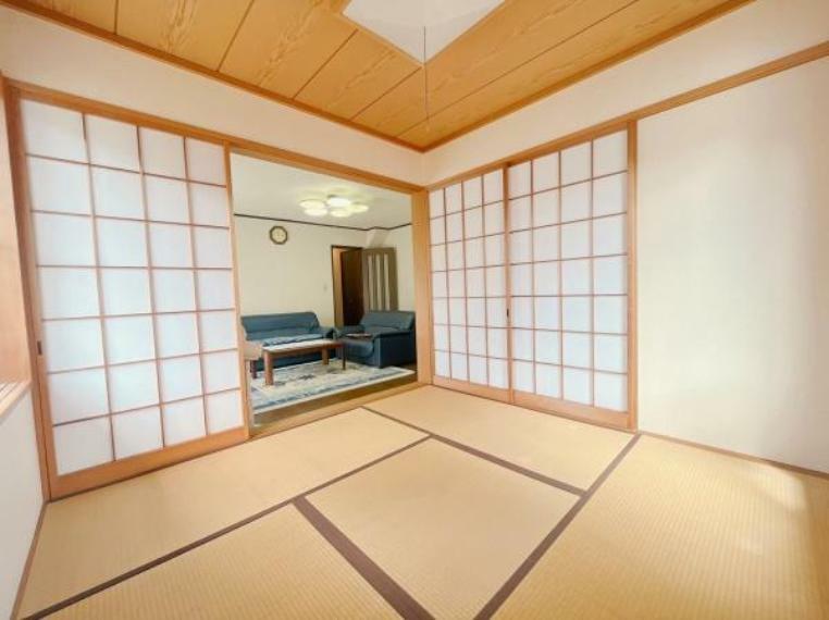 リビングと続き間で使える和室。洋室とは違った良さと味わいのある和室は畳の香りでリラックスできる一部屋です。