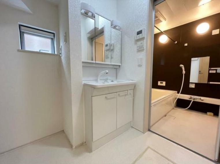 耐水性が高くお掃除が快適なクッションフロア採用の洗面室です