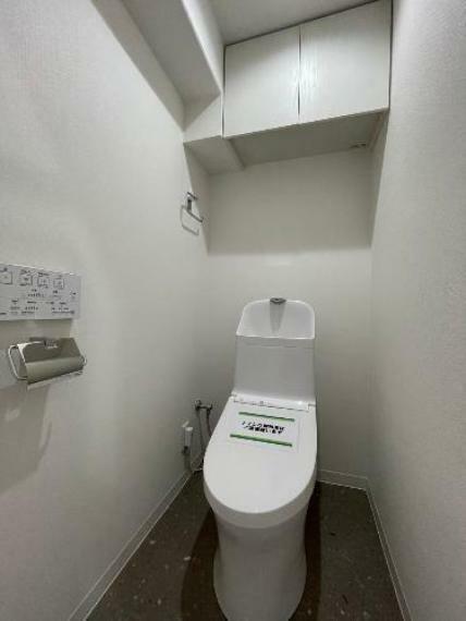 上部棚付き 温水洗浄便座一体型トイレ　ストーンタイル貼替