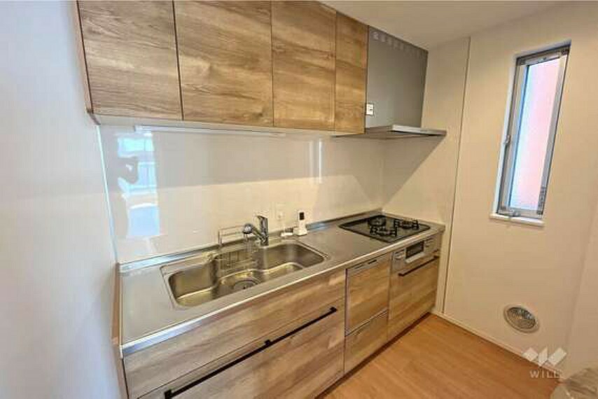 キッチンは壁付け式でリビングが広く使えます！食洗機付きで家事の手間も省きやすいです！