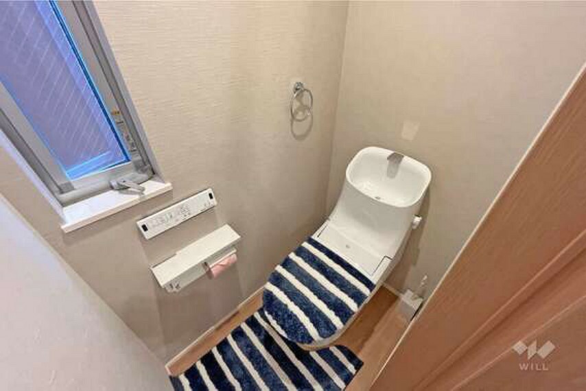 トイレは1階にございます。温水洗浄機能便座、手洗い付きです。窓もあり換気がしやすいですね！