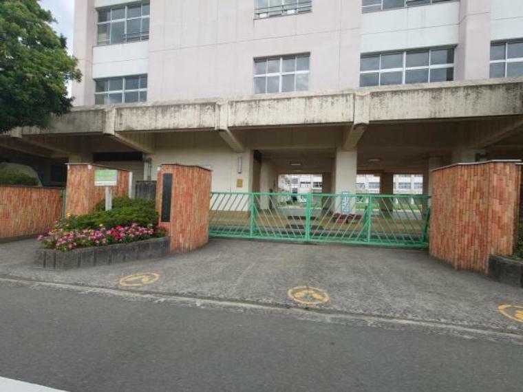 【小学校】今治市立富田小学校まで約1800m（徒歩約23分）です。元気に歩いて、毎日の通学で足腰も鍛えることができますね。