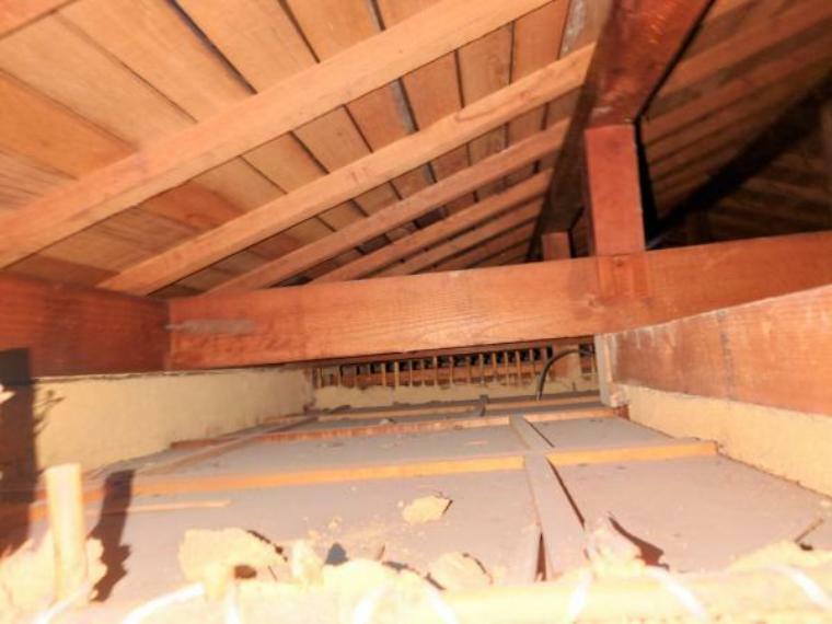 【小屋裏写真】中古住宅の3大リスクである、雨漏り、主要構造部分の欠陥や腐食、給排水管の漏水や故障を2年間保証します。その前提で屋根裏まで確認の上でリフォームし、シロアリの被害調査と防除工事もおこないます。