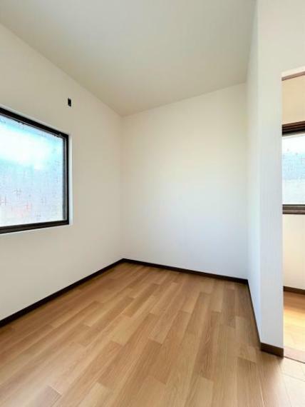 【リフォーム中】2階4.5帖洋室の収納は、オープンクローゼットに変更します。内部のクロス貼りと床のクッションフロア張替を行います。お部屋に収納があるとスペースを広く使えますね。