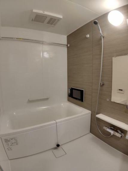 【浴室】お風呂を新品のユニットバスに交換しました。テレビ付きなので、お風呂につかりながらテレビ視聴が出来ます。
